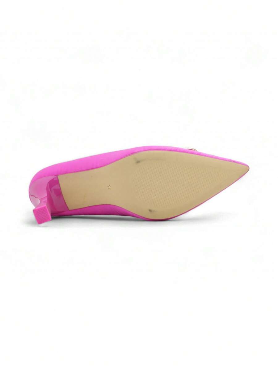 Chaussures à talons hauts en satin à bout pointu, talon fin pour le mariage et la fête.